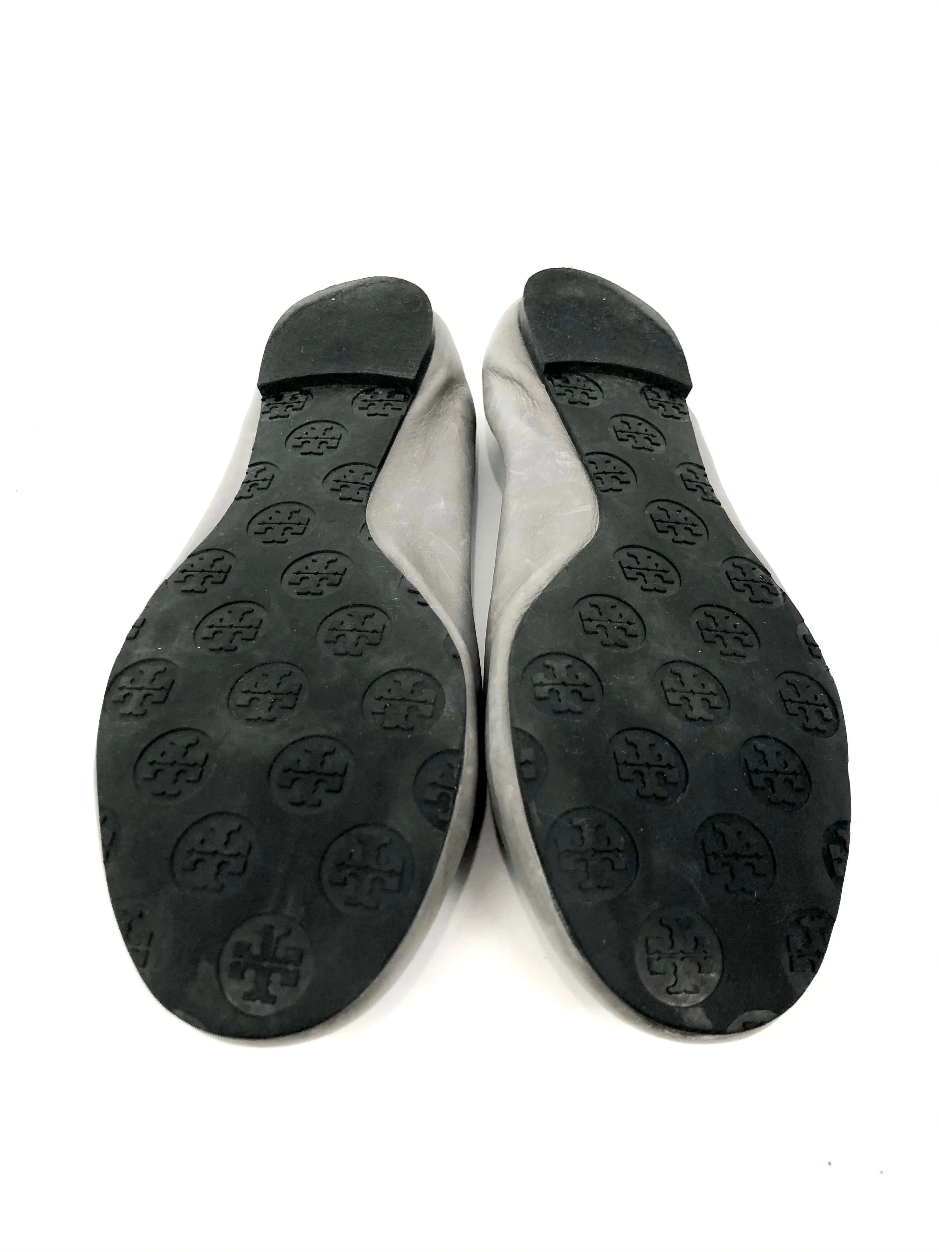 Gray MINNIE Travel ballet flat with silver logo | Size 9.5