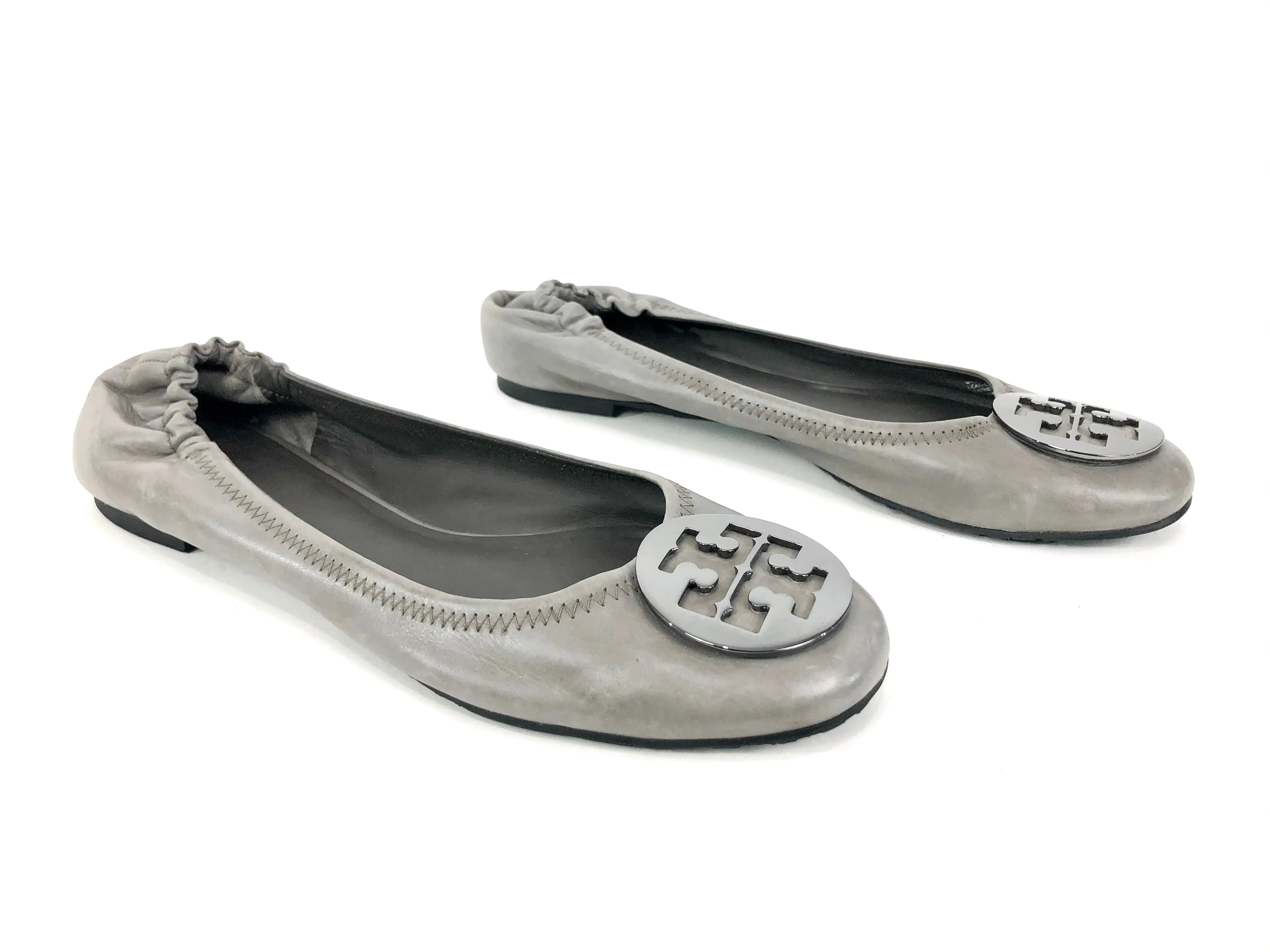 Gray MINNIE Travel ballet flat with silver logo | Size 9.5