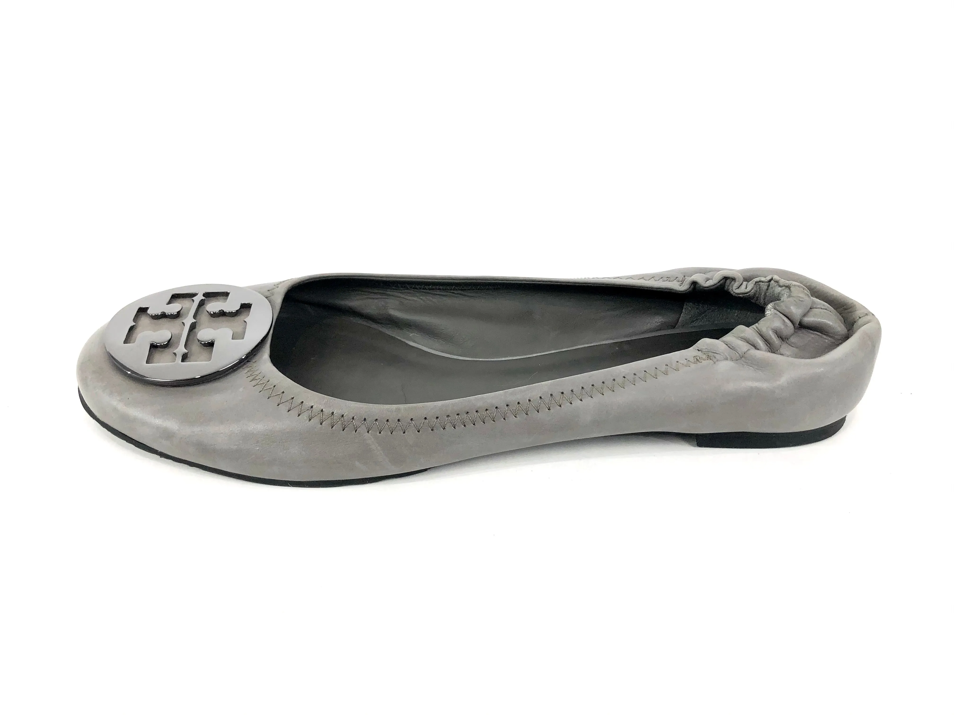 Gray MINNIE Travel ballet flat with silver logo | Size 9.5