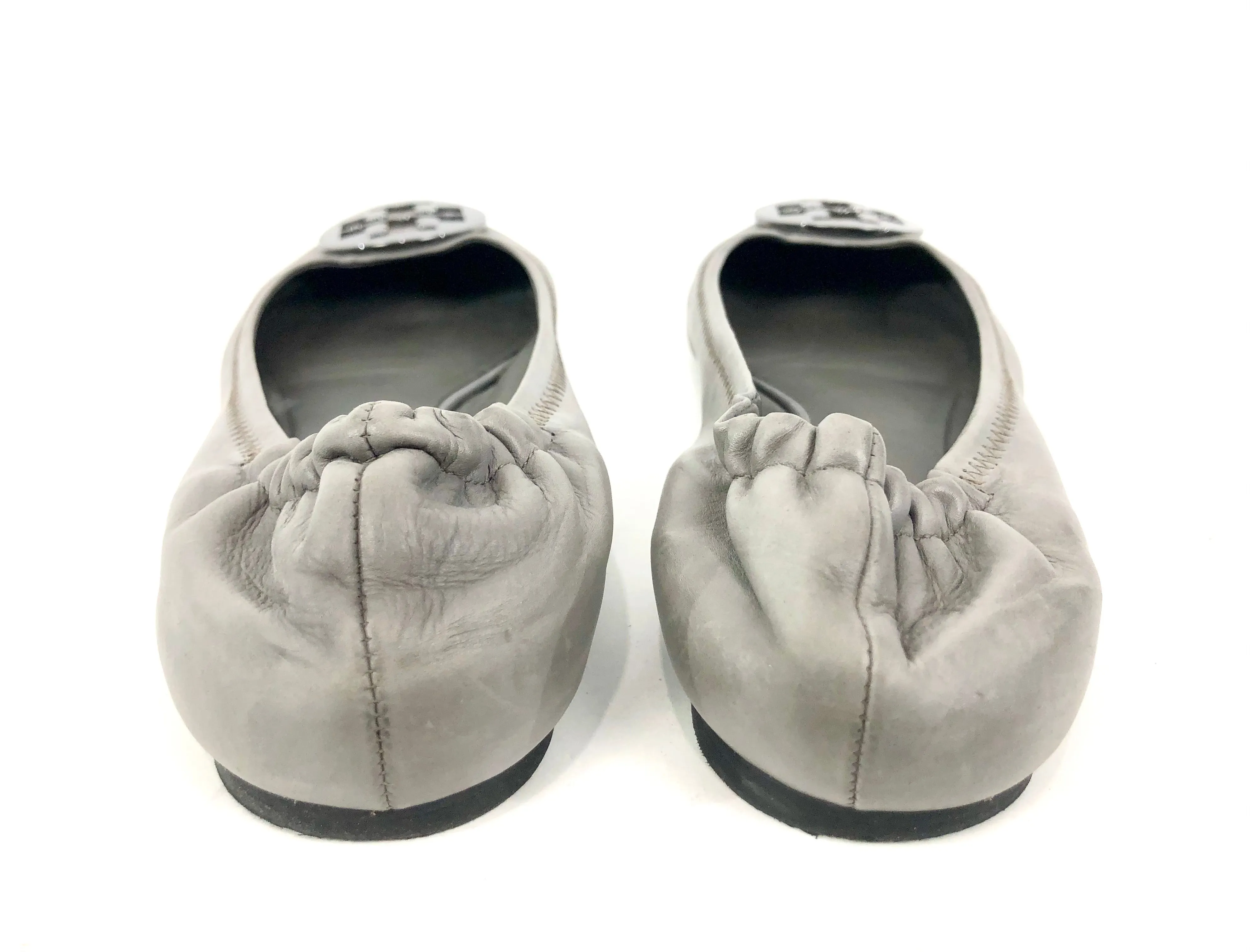 Gray MINNIE Travel ballet flat with silver logo | Size 9.5