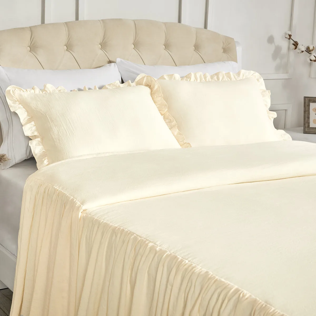 Iconic Ruffle Skirted Bedspread Set