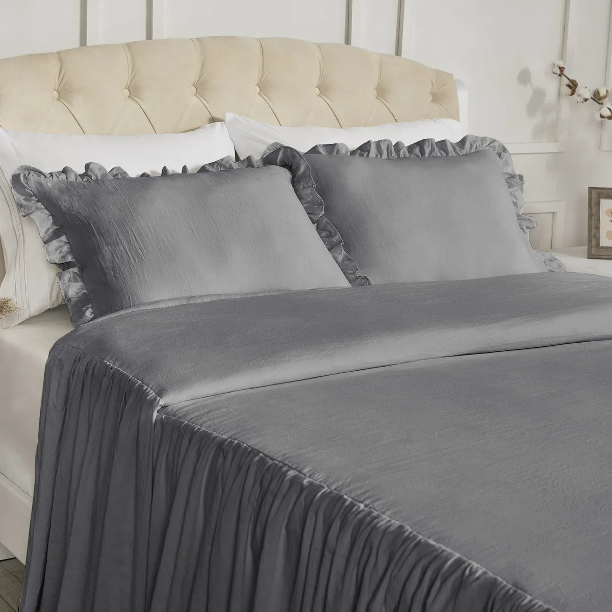 Iconic Ruffle Skirted Bedspread Set