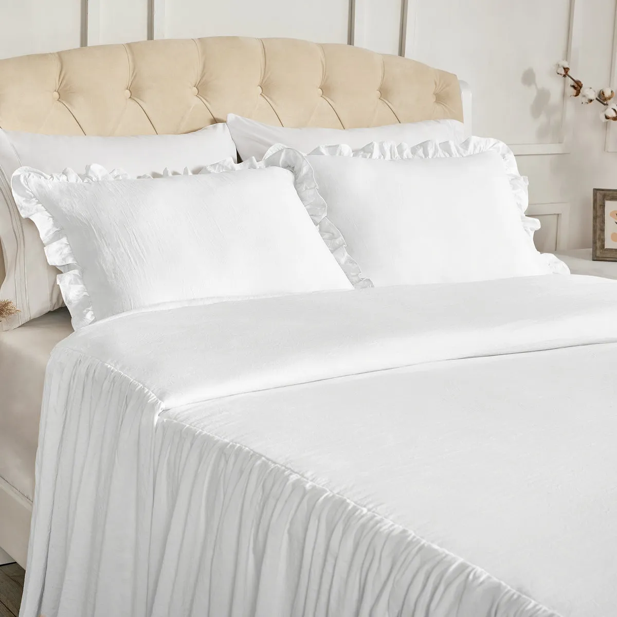 Iconic Ruffle Skirted Bedspread Set