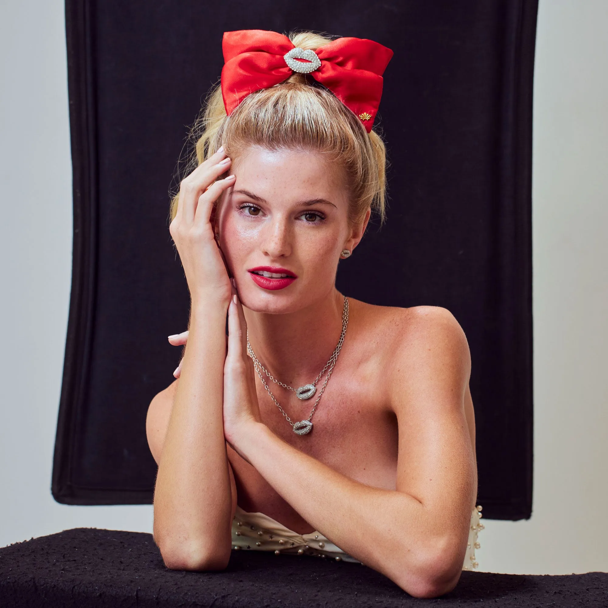 LIPSTICK RED LELE SADOUGHI X MARILYN MONROE PAVE KISS BOW